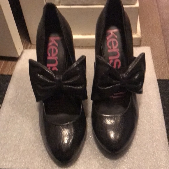 Unworn Black crackle vegan leather with Bow - Picture 2 of 4